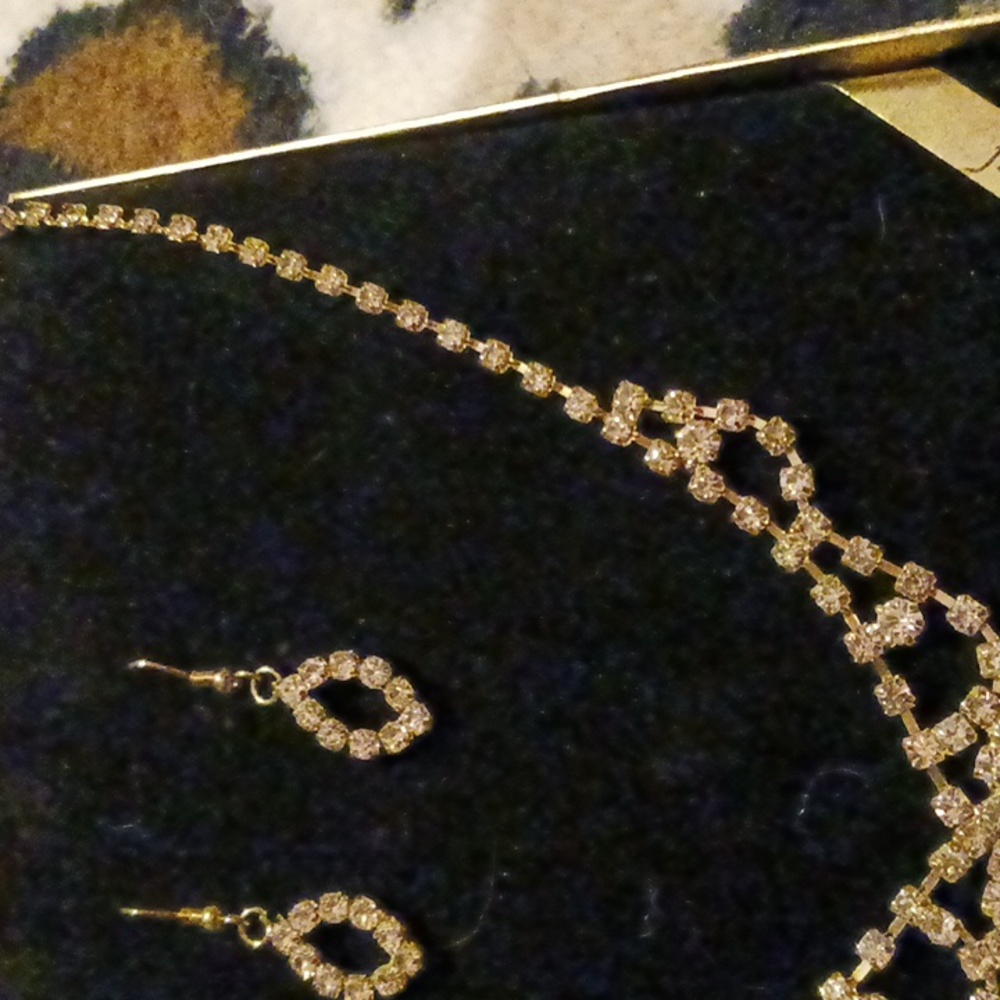 Genuine Crystal Necklace and Earrings Set. NIB - Picture 6 of 17
